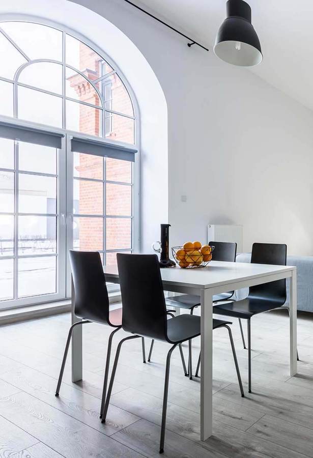 Fenêtre cintrée sur mesure dans un intérieur lumineux
