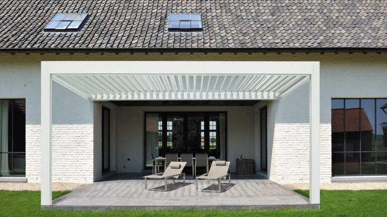 Pergola bioclimatique blanche en façade d’une maison