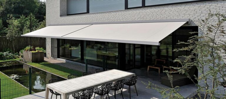 Store banne à coffre ombrageant une terrasse