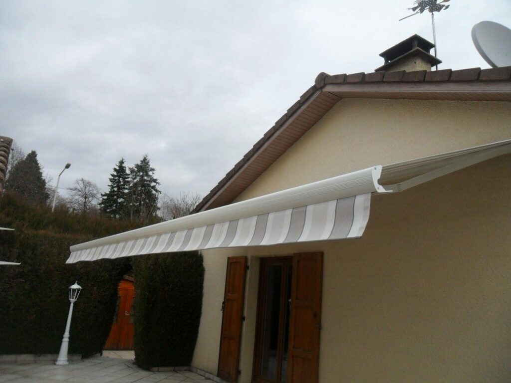 Store banne rayé sur une maison