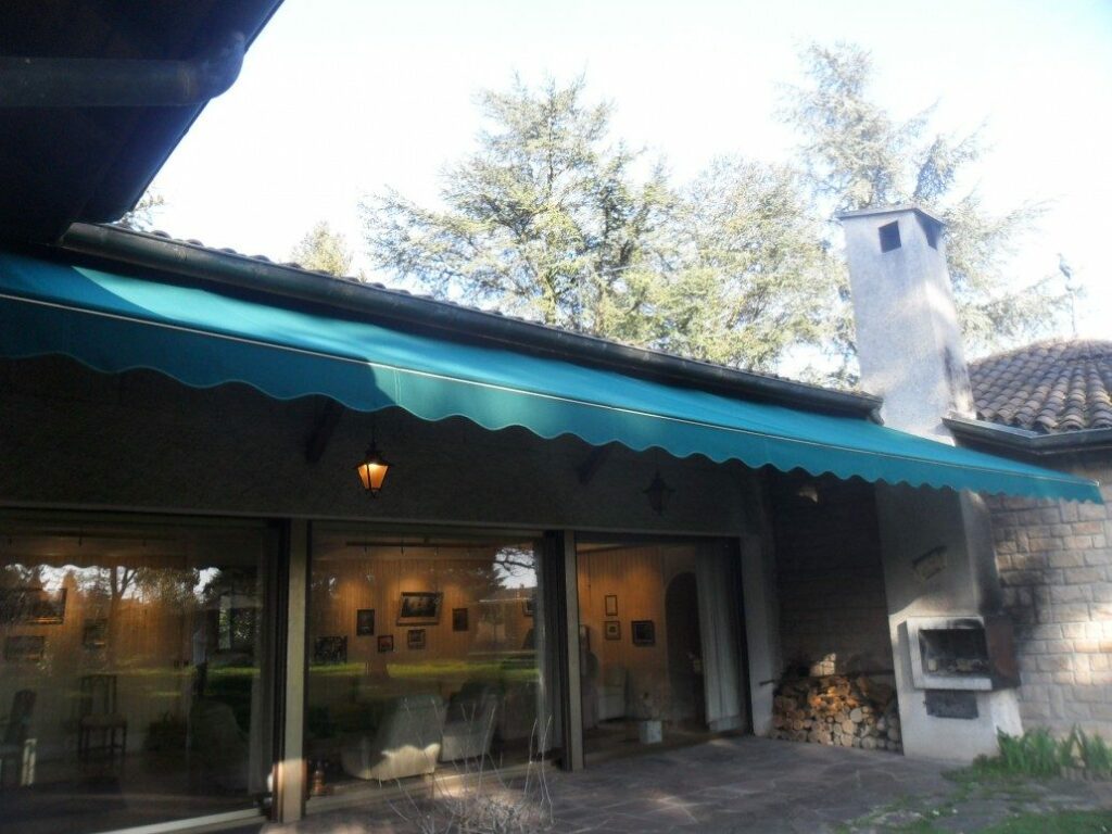 Store banne vert déployé