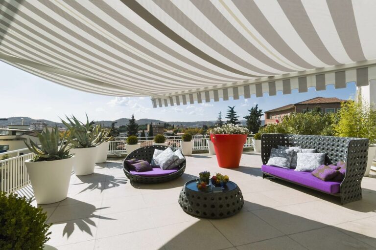 Terrasse meublée à l’ombre d’un store banne