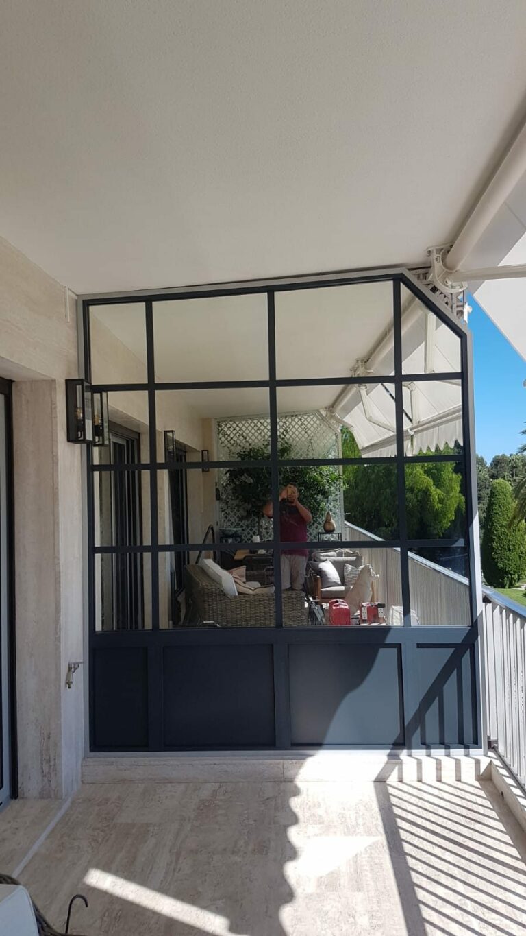 Verrière d’atelier noire sur une terrasse