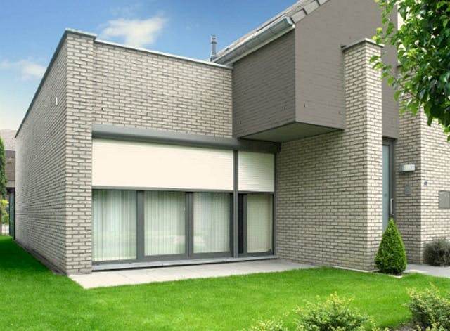 Volet roulant de rénovation avec coffre posé devant la fenêtre